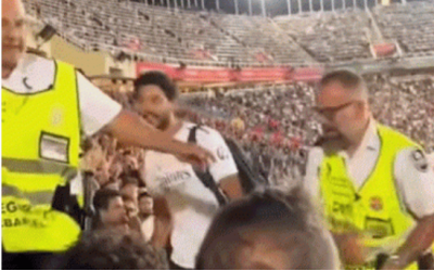 Ein Fan im Real Madrid-Trikot wurde vom Sicherheitspersonal abgeführt